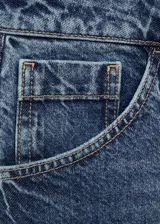 Falda midi de tiro medio confeccionada en tejido de algodón estilo denim. Presenta diseño evasé, cierre frontal con cremallera y botón, trabillas para cinturón y cinco bolsillos clásicos.
