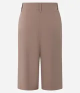 Bermuda de sastrería color negro con diseño amplio, pinzas frontales, trabillas para cinturón y cierre clásico.