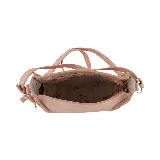 Cartera bandolera mediana de cuero sintético color marrón, con correa de hombro ajustable y cierre superior con cremallera.