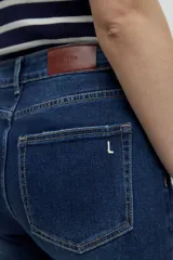 Jean de corte recto y tiro alto, color gris oscuro, con cierre frontal y bolsillos laterales y traseros.