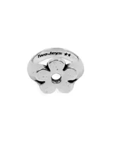 Anillo de plata con diseño de flor calada en el centro y logo de la marca grabado en el interior.