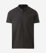 Chomba celeste de corte slim, confeccionada en tejido piquet texturizado de algodón, con cuello mao y cierre frontal parcial con botones.