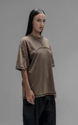 Remera de manga corta con calce oversize, confeccionada en algodón con proceso batik artesanal. Presenta recortes superpuestos y costuras expuestas en el frente, espalda y mangas.