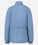 Campera deportiva tipo parka de microfibra en color azul, con cuello alto, cierre frontal por cremallera y mangas largas con puños elásticos. Presenta un diseño con fruncido lateral ajustable y corte amplio.