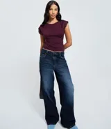 Top ajustado color rojo, con cuello redondo y mangas cortas tipo hombreras o almohadillas. El tejido parece ser de punto o viscosa con buena caída y presenta un fruncido horizontal a la altura de la cintura.