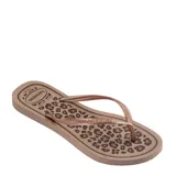 Sandalias tipo chinelas Havaianas modelo Slim Animals, con base color beige y estampado de leopardo. Presenta tiras finas en tono bronce metalizado.