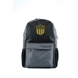Mochila de poliéster 600x600d, color negro y gris, con el escudo de Peñarol en amarillo estampado en el frente. Cuenta con un bolsillo frontal con cierre y bolsillos laterales de malla.