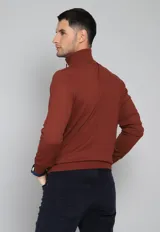 Sweater color ladrillo de tejido de punto, con cuello alto y cierre metálico a la mitad del pecho.