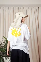 Remera blanca de algodón con estampado de una abeja y la palabra 'Tranca' en el frente.