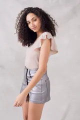 Top color crudo de lurex con corte ajustado, cuello redondo y mangas cortas con volados.