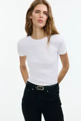 Remera blanca de manga corta con cuello redondo, confeccionada en tejido de punto acanalado.