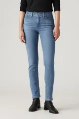 Jean de tiro medio color celeste, corte skinny y calce modelador.