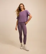 Remera deportiva manga corta color lila, con cuello redondo y bordado de la frase "Get Over".