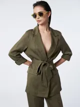 Blazer sastrero color verde militar con solapa y lazo en la cintura para ajustar.