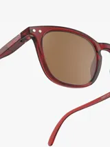 Lentes de sol Izipizi Junior, color rojo, con montura cuadrada y lentes marrones.