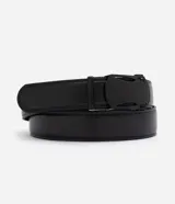 Cinturon de poliuretano color negro, con textura sutil y hebilla metalica negra de enganche rapido.