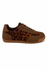 Zapatillas de estilo urbano con estampado animal print de leopardo, combinadas con detalles en gamuza marrón y suela de goma.