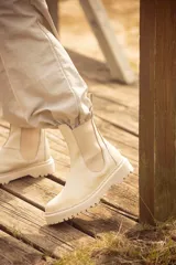 Bota Chelsea color beige, con elástico lateral y suela track.