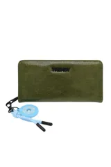 Billetera Trendy color verde oliva con cierre perimetral y llavero colgante con diseño circular en tonos celeste y negro.