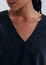 Blusa color naranja de lino con escote en V y mangas cortas.