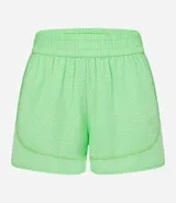 Bermuda deportiva corta de microfibra ligera, color lila, con cintura elástica funcional y textura de agueros.