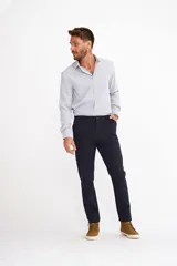 Pantalon de gabardina color beige, de corte recto y estilo chino, con bolsillos laterales y traseros.