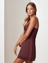 Chemise marrón de seda fría con breteles finos regulables y apliques de encaje en escote y ruedo.