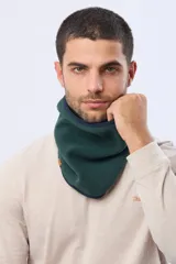 Cuello polar de diseño envolvente, confeccionado en tejido suave y abrigado, ideal para proteger del frío.