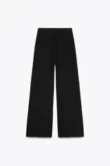 Pantalón de tiro medio color marrón, con pierna recta y detalle de superposición frontal tipo pareo.