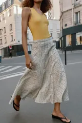 Sandalia de tacón tipo cuña color negro, con tira delantera de dedo y punta cuadrada.