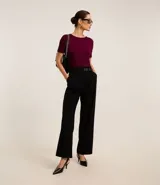 Blusa básica color mostaza, con escote redondo y manga corta.