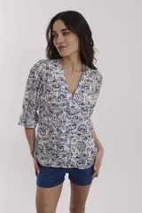 Camisa estampada con flores azules sobre fondo crudo, con escote en V y mangas 3/4 con volados.