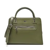 Cartera tipo bolso de mano color verde oliva, confeccionada en material símil cuero con textura granulada. Presenta doble asa superior, correa larga ajustable y extraíble, y un bolsillo frontal con cierre metálico. Incluye el logo de la marca XL en la parte superior central.