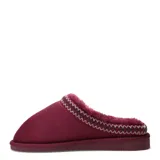 Pantuflas tipo zueco color bordó, con exterior de gamuza sintética y borde superior decorado con costuras trenzadas. Interior forrado en piel sintética al tono y suela de goma plana.