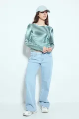 Remera de manga larga con diseño de rayas horizontales en color verde y blanco, de calce ajustado al cuerpo y cuello redondo.