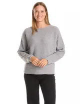 Buzo de punto con textura acanalada horizontal, de calce holgado y cómodo. Presenta escote a la base y construcción de manga japonesa con caída fluida.