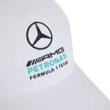 Gorra de béisbol blanca Adidas del equipo Mercedes-AMG Petronas F1 Team, con el logo oficial bordado en el frente.