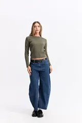 Remera de manga larga con cuello redondo y ajuste al cuerpo, confeccionada en tejido de algodón con textura acanalada.