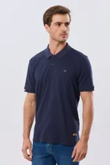 Remera polo de manga corta en color azul melange, con cuello camisero, cierre frontal de dos botones y pequeño bordado en el pecho.