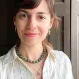 Collar de cuentas esféricas de jade verde, con separadores de hilo lila y cierre de mosquetón dorado.