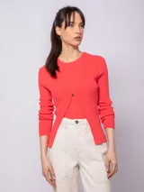 Cardigan de punto color coral con textura acanalada, corte ajustado, cuello redondo y cierre frontal con un único broche metálico.