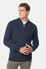 Buzo tejido de punto con textura, cuello alto y cierre frontal parcial. Presenta puños y ruedo acanalados, con un diseño clásico y versátil.