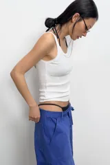 Musculosa de rib color gris claro melange, confeccionada en algodón, con escote redondo y tirantes finos.