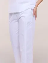 Pantalón crop de lino y algodón color blanco, con calce holgado, pierna ancha de corte recto y cintura elástica. Presenta bolsillos laterales y detalle de puntilla aplicada en el frente.