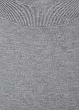 Vestido corto gris de tejido de punto fino, con cuello perkins y mangas cortas. Presenta un diseño evasé y sin cierre.