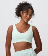 Top deportivo Get Over color menta, con escote en U y breteles anchos. Confeccionado en microfibra con copas integradas.