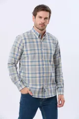 Camisa sport de manga larga con estampado a cuadros en tonos celeste, beige y blanco, cuello abotonado y bolsillo frontal en el pecho.