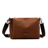 Cartera bandolera Korium color rojo, con diseño rectangular, cierre superior y correa ajustable. Presenta un aplique metálico con el logo de la marca en la parte frontal.