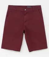 Bermuda de sarga color blanco, de corte recto y diseño básico con bolsillos laterales y traseros.