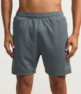 Bermuda deportiva masculina gris con cintura elástica, bolsillos laterales y cordón de ajuste.